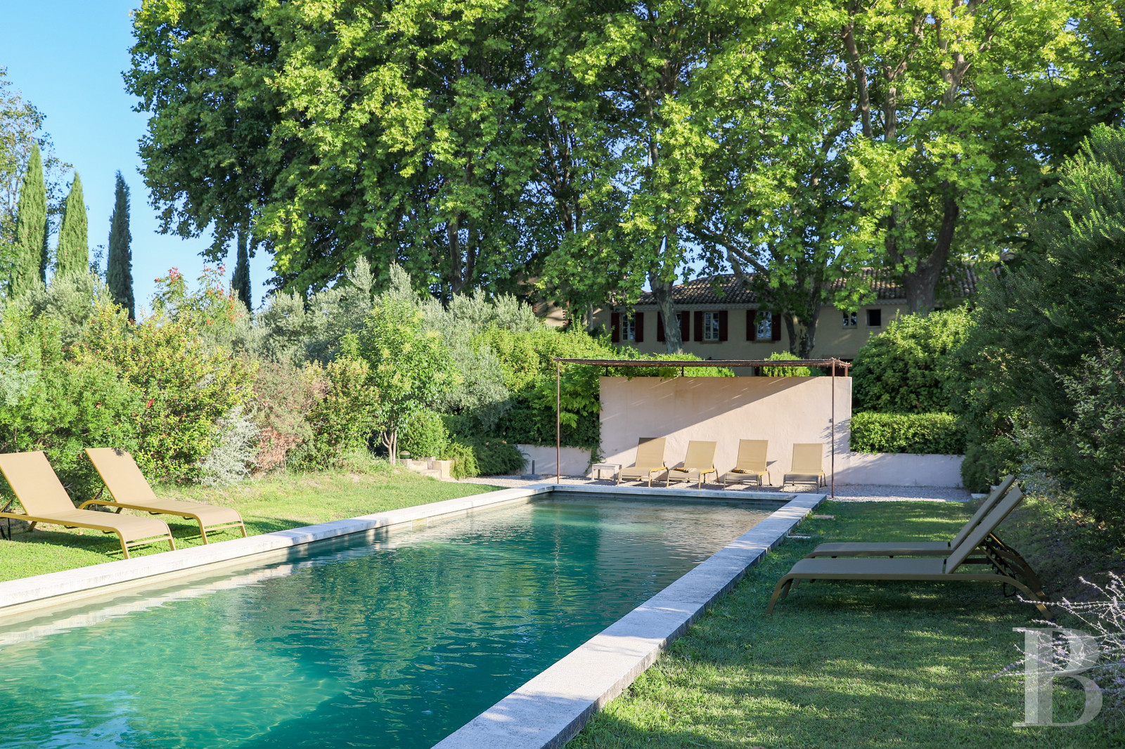 Dans le Vaucluse, au sud-est de Cairanne, une maison dédiée à la villégiature au cœur d’un domaine viticole  - photo  n°2